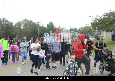 Soldaten und ihre Familien gehen gemeinsam auf dem Weg zu Santa's Workshop in Fort Hood, Texas November 5. Die Teilnehmer gingen - Meile vom Clarke Grundschule zum Clear Creek Commissary zu Spielzeug für militärische Familien drop in der Notwendigkeit während der Feiertage. (Foto: Staff Sgt. Tomora Clark, 3.Kavallerie Public Affairs) Stockfoto