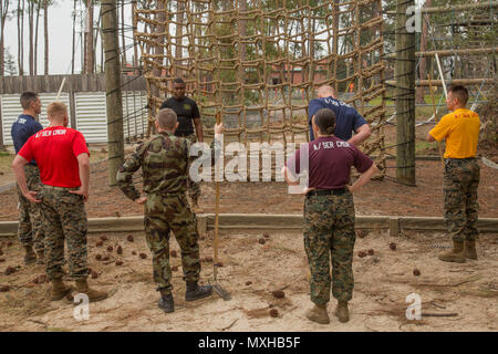 Irish Defence Forces Kapitän Liam McDonnell beobachtet Serie Commander Kurs Klasse 2-17, da Sie das Vertrauen Kurs an leatherneck Quadrat auf Marine Corps Recruit Depot Parris Island am 9. November 2016 verhandeln. Liam besuchte die Klasse ein besseres Verständnis dafür, wie das US Marine Corps führt Werte based training für Rekruten, Offiziere zu gewinnen, und bohren Sie Ausbilder, um zu verbessern, wie die Irish Defence Forces Verhalten gewinnen Ausbildung und um die Beziehungen zwischen den beiden Armeen der Nation zu stärken. (U.S. Marine Corps Foto von Lance Cpl. Mackenzie Carter/Freigegeben) Stockfoto