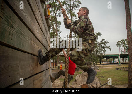 Irische Verteidigung-Kräfte Captain Liam McDonnell verhandelt den Vertrauen-Kurs mit Serie Commander Kurs Klasse 2-17 am Leatherneck Platz auf Marine Corps zu rekrutieren Depot Parris Island am 9. November 2016. Liam besuchte die Klasse, um ein besseres Verständnis der wie das US Marine Corps Grundwerten training für Rekruten, Offiziere und Bohrmaschine Ausbilder führt, um zu verbessern, wie die Irish Defence Forces rekrutieren training Verhalten und Beziehungen zwischen die zwei Nation Streitkräfte weiter festigen.  (U.S. Marine Corps Foto von Lance Cpl. Mackenzie Carter/freigegeben) Stockfoto