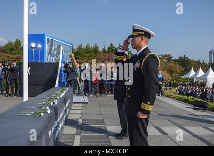 161111-N-SR 567-186 BUSAN, Republik Korea (Nov. 11, 2016) Cmdr. Hank Kim, der Stabschef für Commander, U.S. Naval Forces Korea, macht ein Gruß während einer Zeremonie zu Ehren Korean War Veterans in Busan. Vertreter aus 21 Nationen in Busan versammelten Nationen Entsendestaaten service Mitglieder, die im koreanischen Krieg zu gedenken. Die Zeremonie, bei der der Welt im Jahr 2007 nur die Vereinten Nationen Memorial Cemetery, in Busan, von Vincent Courtenay, einer koreanischen Krieg Veteran, der vorgeschlagen wurde, "biegen Sie in Richtung Busan' als eine internationale Kampagne, bestehend aus gleichzeitigen Stockfoto