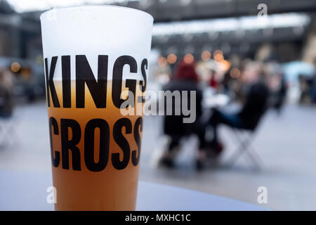 Pint Bier, Vordach, Westside Handyside Vordach, King's Cross, London, UK Stockfoto