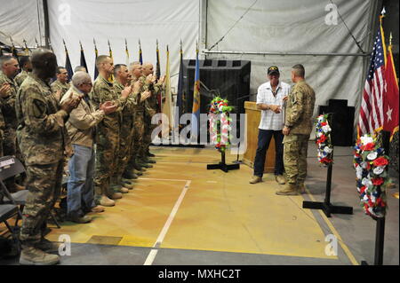 Flughafen Bagram, Afghanistan (Nov. 11, 2016) - US-Armee Generalmajor John C. Thomson III danke Michael Yambor für das Sprechen an den US-Streitkräften in Afghanistan Veterans Day Feier. Yambor ist ein Vietnam Veteran, arbeitet derzeit als eine zivile Auftragnehmer am Flughafen Bagram. Thomson ist der Kommandant der Flugplatz und er lud die Feier Yambor als Ehrengast. Foto von Bob Harrison, der US-Streitkräfte in Afghanistan öffentliche Angelegenheiten. Stockfoto