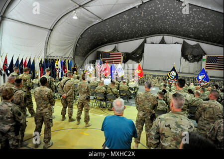 Flughafen Bagram, Afghanistan (Nov. 11, 2016) - Michael Yambor spricht über Erfahrungen als Veteran bei den US-Streitkräften in Afghanistan Veterans Day Feier. Yambor ist ein Vietnam Veteran und war der Ehrengast an der Zeremonie. Er diente als UH-1 "Huey' door gunner 1968 und 1969 und ist der Empfänger einer Purple Heart, Bronze Star, und eine Armee Lob für den Mut. Foto von Bob Harrison, der US-Streitkräfte in Afghanistan öffentliche Angelegenheiten. Stockfoto