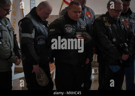 Mitglieder von Ramstein Militär Motorrad Club aus der Kaiserslautern Military Community Bogen ihre Köpfe im Gebet, da sie Bezug auf die gefallenen Kriegsveteranen am Friedhof Nov.11, 2016, in St. Avold, Frankreich. Veteran's Day wird jährlich am 11. November beobachtet und erinnert an den militärischen Veteranen, die derzeit dienen oder haben die US-Streitkräfte, einschließlich derer, die das ultimative Opfer gab. Nach dem DoD und Veterans Administration, seit dem Ersten Weltkrieg, ca. 624.000 US-servicemembers in Aktion kämpfen in Kriegen und Konflikten getötet worden sind. Die Lo Stockfoto