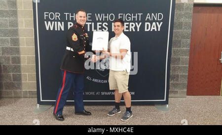 George Mai, 17, ein Jüngeres an Radnor Senior High School, akzeptiert die Semper Fidelis All-American Award von Staff Sgt. Nickolas Auvil, 4. Mai 2017, an der RHS, in Wayne, PA. Mai wurde als Semper-Fidelis - amerikanischer Pick als herausragende Sportler, Studenten und Bürger. Als SFAAP auswählen darf, wird in Washington D.C. Reisen drei Tag' Schlachten gewonnen' Akademie durch die Marines gehostet zu besuchen. Auvil ist ein personalvermittler derzeit an Recruiting (Sub-Station Lesung zugeordnet. Stockfoto