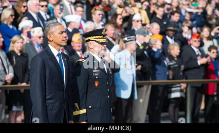 Präsident der Vereinigten Staaten Barack Obama steht mit Generalmajor Bradley A. Becker, der Kommandant der Militärischen Bezirk von Washington, während einer Kranzniederlegung Zeremonie am Grab der Unbekannten, Arlington National Cemetery, Arlington, Va., Nov. 11, 2016 (DoD Foto von Armee Sgt. Amber I. Smith) Stockfoto