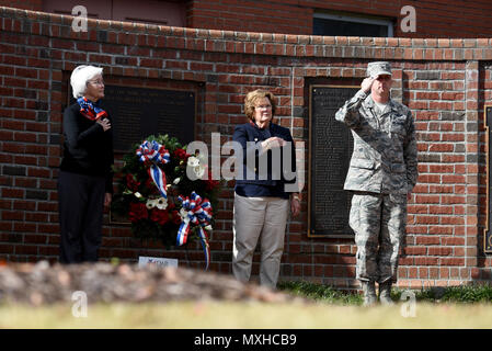 Während einer Kranzniederlegung am 11. November 2016 in Goldsboro, North Carolina, feierte der 4th Fighter Wing Commander einen Gruß zu Ehren der US-Militärveteranen. Die Veranstaltung würdigte die Beiträge und Opfer von Dienstmitgliedern, beinhaltete zeremonielle Verfahren und betonte Patriotismus, Disziplin und öffentliche Anerkennung des Personals der Streitkräfte. Stockfoto
