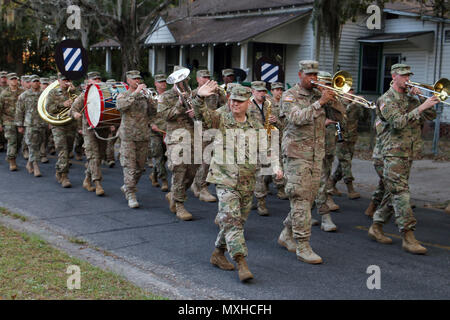 Chief Warrant Officer 3 Jared DeLaney, Kommandant der 3. Infanterie Division band Wellen bei Kindern als er marschiert im Liberty County Veterans Day Parade in Hinesville, Ga, 11. November 2016. Die 3.-ID Soldaten vertreten Active Duty Veteranen während der Parade. (U.S. Armee Foto: Staff Sgt. Candace Mundt/Freigegeben) Stockfoto