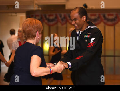 161111-N-LQ 926-195 Everett, Washington (Nov. 11, 2016) Petty Officer 1st Class Kishan Gumbs, zugeordnet zu den Naval Station Everett (NSE), Tänze mit einem Patron während der 11. jährlichen Veterans Day United Service Organisationen Tanz an der Carl Gibson Senior Center in Everett. Jedes Jahr Segler von NSE sind eingeladen, sich zu engagieren und die Veteranen Tag Veranstaltung teil. (U.S. Marine Foto von Petty Officer 2. Klasse Alex Van't Leven/Freigegeben) Stockfoto