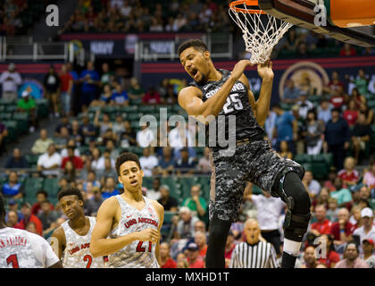 161111-N-AV 234-152 (Nov. 11, 2016) HONOLULU - Michigan State Spartan Kenny Goins Slam Dunks einen Korb während der 2016 Streitkräfte Klassiker an der Universität von Hawaii Stan Polizeichef-Mitte. Die Streitkräfte Classic Schalter Veranstaltungsorte jährlich zu unterschiedlichen militärischen Standorten rund um die Welt. 2016 markiert die Fünfte jährliche Streitkräfte Classic und wird in Hawaii, der Marine und der 75. Jahrestag des Angriffs auf Pearl Harbor zu ehren. (U.S. Marine Foto von Petty Officer 2. Klasse Somers Steelman/Freigegeben) Stockfoto