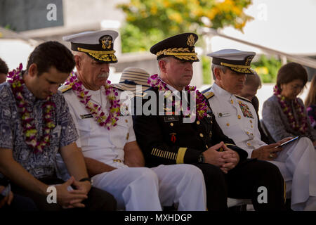 U.S. Navy Adm. Scott Swift, Links, US-Armee Generalmajor Mark J. O'Neil, und Adm. Harry B. Harris Bogen ihre Köpfe während des Gebetes des Veterans Day Zeremonie an der Nationalen Gedenkstätte Friedhof der Pazifik in Honolulu, Nov. 11, 2016. Swift ist der Kommandeur der US-Pazifikflotte, O'Neil ist der Kommandeur der US-Armee Pazifik und Harris ist der Kommandeur der US Pacific Command. Die Zeremonie erkannt und gab vielen Dank an alle Veteranen, die gedient haben und weiterhin das Militär zu dienen. (U.S. Marine Corps Foto von Lance Cpl. Robert Süß) Stockfoto