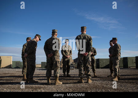 Generalleutnant Michael G. Dana, Stellvertretender Kommandant für Marine Corps Installationen und Logistik, spricht mit den Marines Special Purpose Marine Air Ground Task Force-Crisis Response-Africa während einer Tour in Morón, Spanien, November 9, 2016 zugeordnet. Bei seinem Besuch, Dana tourte, sprach mit Marines über ihre Rolle in der SPMAGTF und beantwortete Fragen bezüglich der Zukunft der Marine Corps Logistik. (U.S. Marine Corps Foto von Sgt. Jessika Braden) Stockfoto