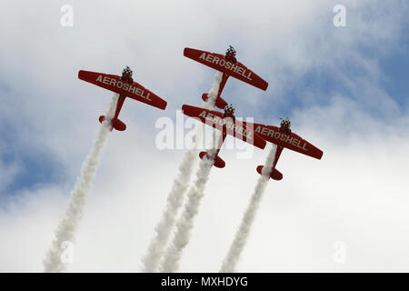 Aeroshell Aerobatic Team Piloten fliegen North American AT-6 Texans in einer Ausbildung während der South Carolina National Guard in der Luft und am Boden Expo bei McEntire Joint National Guard Base, South Carolina, 5. Mai 2017. Diese Expo ist eine kombinierte Waffen Demonstration der Fähigkeiten von South Carolina National Guard Flieger und Soldaten und sagen Danke für die Unterstützung von Kollegen Südcarolinians und der umgebenden Gemeinschaft. Stockfoto