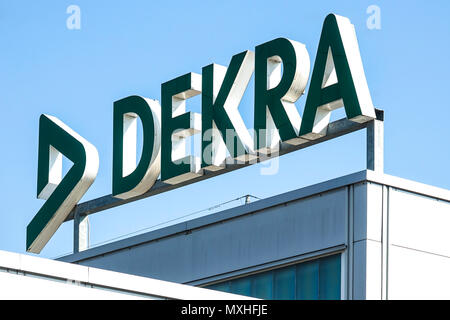 WETZLAR - Deutschland - 25 März 2018 - Dekra Logo auf Store Front auf blauen Himmel Hintergrund - DEKRA Automobil technische Inspektion Kette Stockfoto