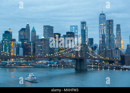 Unscharf Bild der Brooklyn Bridge und Lower Manhattan Skyline bei Nacht, New York City, USA. Stockfoto