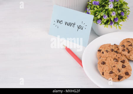 Papier Hinweis geschrieben, der mit dem Wort "Wir wollen, dass Sie 'und Cookies auf weißem Holz- Hintergrund. Einstellung Konzept Stockfoto