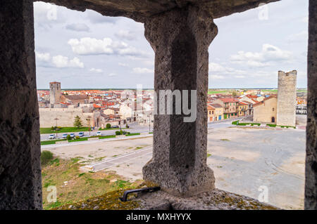 Iglesias de San Andrés y San Martín desde el Castillo Palacio del Duque de Alburquerque de Cuéllar. Conjunto histórico. Segovia. Castilla León. España Stockfoto