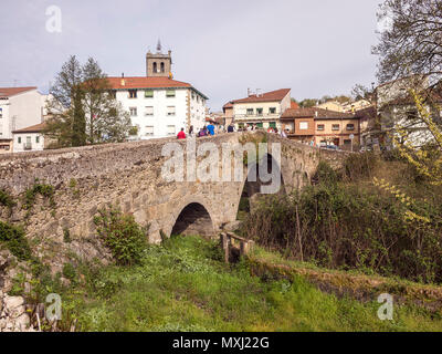 Puente mittelalterlichen de Aquelcabos. Pueblo de Arenas de San Pedro. Valle del Tiétar. Estado de Ávila. España. Stockfoto