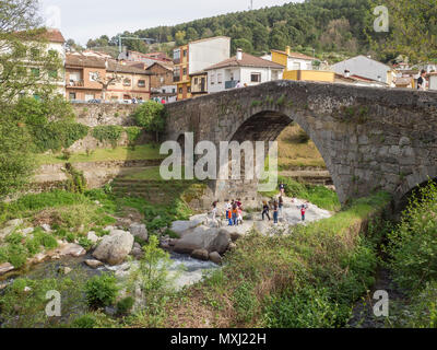 Puente mittelalterlichen de Aquelcabos. Pueblo de Arenas de San Pedro. Valle del Tiétar. Estado de Ávila. España. Stockfoto