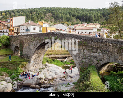 Puente mittelalterlichen de Aquelcabos. Pueblo de Arenas de San Pedro. Valle del Tiétar. Estado de Ávila. España. Stockfoto