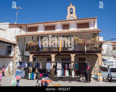 Ayuntamiento. Pueblo de Hinojosa de San Vicente. Provincia de Toledo. España. Stockfoto