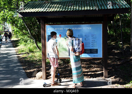 Wanderer und Surfer auf dem Coastal Trail in Noosa Nationalpark in Queensland. Stockfoto