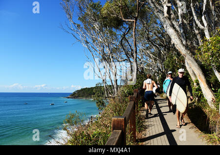 Wanderer und Surfer auf dem Coastal Trail in Noosa Nationalpark in Queensland. Stockfoto