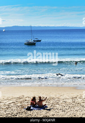 Ein paar genießen die Ruhe und die Schönheit der Noosa National Park. Stockfoto