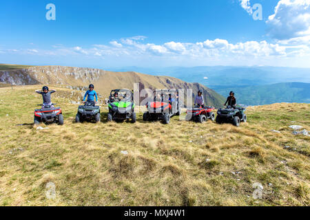 Freunde Fahren im Gelände mit dem Quad oder ATV und UTV Fahrzeuge Stockfoto