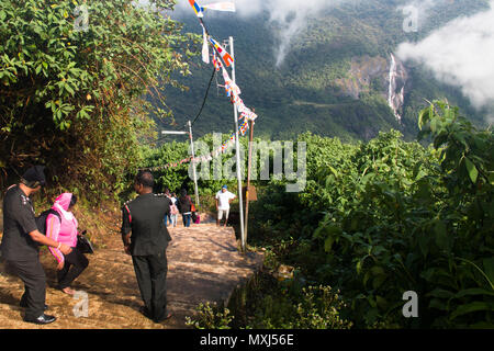 ADAM'S PEAK, SRI LANKA - Dezember 2017: buddhistischer Pilger zu Fuß den ganzen Tag auf der Treppe des Tempels auf dem Gipfel des Adam's Peak zu besuchen Stockfoto