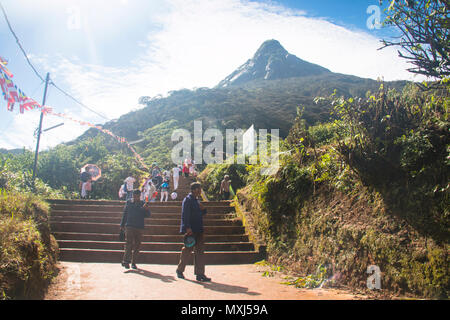 ADAM'S PEAK, SRI LANKA - Dezember 2017: buddhistischer Pilger zu Fuß den ganzen Tag auf der Treppe des Tempels auf dem Gipfel des Adam's Peak zu besuchen Stockfoto