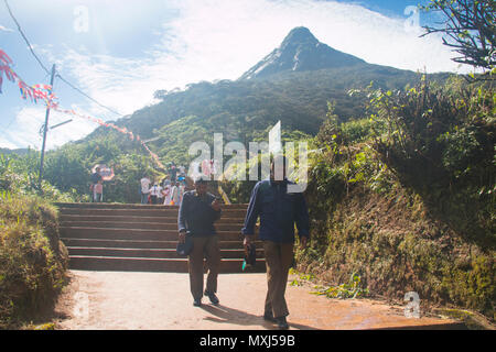 ADAM'S PEAK, SRI LANKA - Dezember 2017: buddhistischer Pilger zu Fuß den ganzen Tag auf der Treppe des Tempels auf dem Gipfel des Adam's Peak zu besuchen Stockfoto