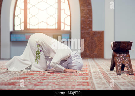 Junge schöne Frau beten In Moschee Stockfoto