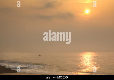 Sonnenuntergang am leeren Strand in der ruhigen Küstenstadt Tangalle in Sri Lanka Stockfoto