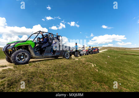 Freunde Fahren im Gelände mit dem Quad oder ATV und UTV Fahrzeuge Stockfoto