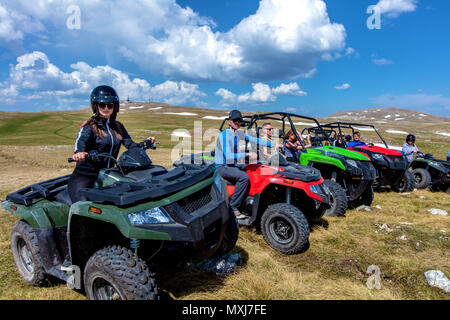 Freunde Fahren im Gelände mit dem Quad oder ATV und UTV Fahrzeuge Stockfoto