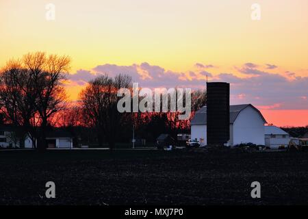 Burlington, Illinois, USA. Ein farbenfroher Sonnenuntergang läutet das Ende der Tag im Nordosten Illinois Bauernhof. Stockfoto