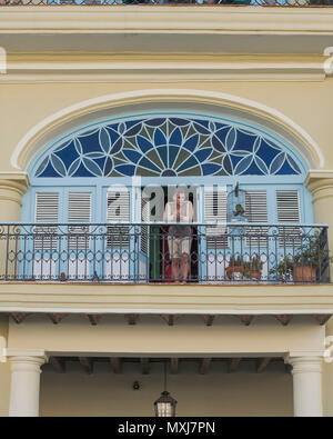 Ein Mann die schönen Herbst Tag auf seinem Balkon in Havanna, Kuba. Stockfoto