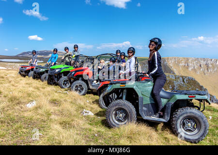 Freunde Fahren im Gelände mit dem Quad oder ATV und UTV Fahrzeuge Stockfoto