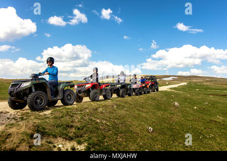 Freunde Fahren im Gelände mit dem Quad oder ATV und UTV Fahrzeuge Stockfoto