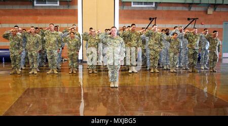 Kapitän Colin Donohue, 314 Bekämpfung Sustainment Support Battalion HHC-Commander, und seine Truppen begrüssen die Farben während einer Bereitstellung die Zeremonie an der Nevada National Guard Armory November 5. Die 314 CSSB werden in den Irak für den Betrieb inhärenten Lösen Krieg Kämpfer in der Gegend von Betrieb zu unterstützen. Betrieb Zugehörig zu lösen ist das US-Militär die Namen für die militärische Intervention gegen den Islamischen Staat im Irak und der Levante, darunter die Kampagne die Kampagne im Irak und in Syrien. Stockfoto