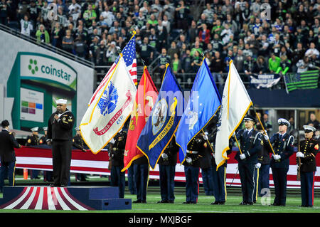 US-Militärangehörige der Armee, der Navy, der Luftwaffe, des Marine Corps und der Küstenwache nahmen am 7. November an Vorspiel- und Halbzeitaktivitäten auf dem CenturyLink Field in Seattle teil. Die Seahawks’ Salute to Service-Veranstaltung hat während des gesamten Fußballspiels Mitglieder der Dienste und den Veterans Day geehrt. Einheiten des I Corps und der Joint Base Lewis-McChord waren vertreten. Die Veranstaltung umfasste zeremonielle Darstellungen und öffentliche Anerkennungen militärischer Beiträge. Stockfoto