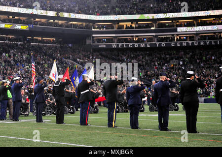 US-Militärangehörige aller Zweige nahmen am 7. November an Vorspiel- und Halbzeitveranstaltungen auf dem CenturyLink Field in Seattle teil. Die Seahawks’ Salute to Service anerkannten Mitglieder und ehrten Veterans Day während des Fußballspiels. Einheiten des I Corps und der Joint Base Lewis-McChord nahmen teil. Zu den Aktivitäten gehörten zeremonielle Präsentationen, Anerkennung militärischer Beiträge und öffentliches Engagement zur Ehre von Gottesdiensten und Opfern. Stockfoto
