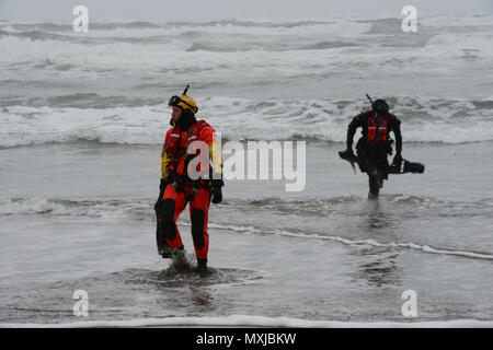 Sechzehn Schüler, darunter Aviation Survival Technicians und pararescuemen, nahmen an der Coast Guard Advanced Helicopter Rescue School im Fort Stevens State Park in Oregon teil. Das Programm konzentrierte sich auf Surf-Rettungstechniken, Hubschrauberextraktion, Notfallreaktion und Koordination zwischen den Flugzeugbesatzungen. Zu den Teilnehmern gehörten Personal der Air Station Corpus Christi, Texas, und der 212th Rescue Squadron auf der Joint Base Elmendorf-Richardson, Alaska. Die Schulung konzentrierte sich auf die Sicherheit, den Umgang mit Geräten, das Situationsbewusstsein und die Einsatzbereitschaft in gefährlichen maritimen Umgebungen. Stockfoto