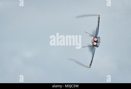 161106-N-NI 474-225 JACKSONVILLE, Fla. (Nov. 6, 2016) U.S. Navy Flight Demonstration Squadron, die Blue Angels, Lead Solo #5 Lt Ryan Chamberlain vervollständigt den minimalen Radius biegen Sie am Meer und Himmel Spektakuläre 2016 in Jacksonville, Florida. Der Blaue Engel sind geplant mehr als 50 Demonstrationen in den USA im Jahr 2016 durchzuführen, das 70. Jubiläum des Teams. (U.S. Marine Fotos von Petty Officer 1st Class Daniel M. Young/Freigegeben) Stockfoto