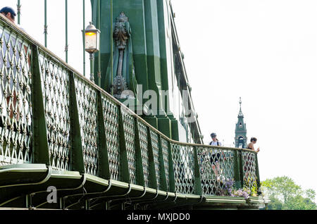 Ein Blick auf die Hammersmith Bridge, eine Hängebrücke über den Fluss Themse in London. Stockfoto