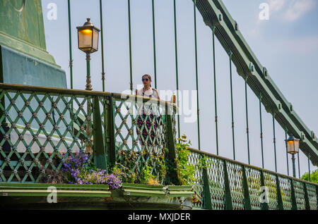 Ein Blick auf die Hammersmith Bridge, eine Hängebrücke über den Fluss Themse in London. Stockfoto