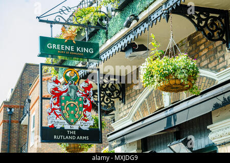 Die Rutland Arms ist ein Greene King Pub am Ufer der Themse in Hammersmith in London, UK. Stockfoto