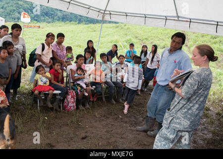 Army Staff Sgt. Lisa Kent, gemeinsame Aufgabe Force-Bravo vorbeugende Medizin Techniker, beauftragt eine Familie über vorbeugende Gesundheitsmaßnahmen im Betrieb Pura Vida, einer gemeinsamen humanitären Mission und medizinische Bereitschaft Übung an einem indigenen Region in der Karibik Provinz Limón, Nov. 1 bis 3. Die Gruppe kam in vier Hubschraubern aus dem 1 Bataillon 228th Aviation Regiment und Verband 30 Costa Rica ärzte Basic healthcare Services auf etwa 300 Bewohner der indigenen Dorf Piedra Mesa, Telire Region von Talamanca, Limón. Stockfoto