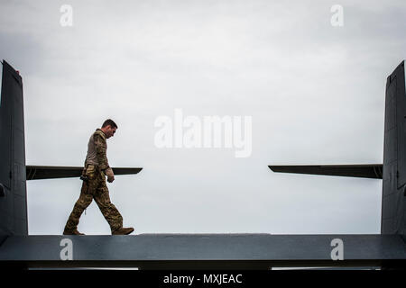 Staff Sgt. Jeffrey Pratt, Flight Engineer mit der 8 Special Operations Squadron, führt vor dem Flug Inspektionen einer CV-22 Osprey Kipprotor-flugzeug an hurlburt Field, Fla., Nov. 8, 2016. Vor dem Flug Inspektionen werden durchgeführt für alle Probleme, die mit dem Flug mission stören können, zu prüfen. (U.S. Air Force Foto von Airman 1st Class Joseph aus.) Stockfoto